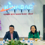 Ông Đặng Thành Tâm, Chủ tịch KBC và bà Nguyễn Thị Thu Hương, Tổng giám đốc KBC trao đổi với nhà đầu tư cuối tuần trước.