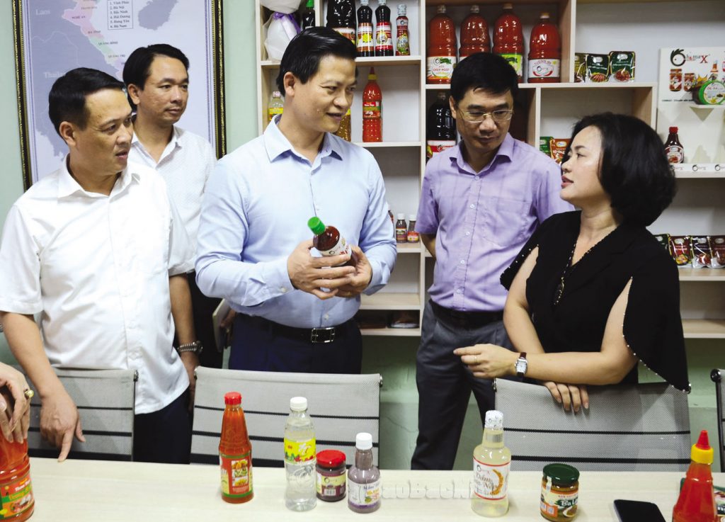 Phó Chủ tịch Thường trực UBND tỉnh Vương Quốc Tuấn thăm Công ty thực phẩm Thơm Thực, xã Thanh Khương (Thuận Thành).